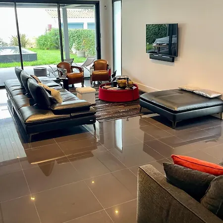 De Luxe, Proche Bordeaux, Parking Prive Villa